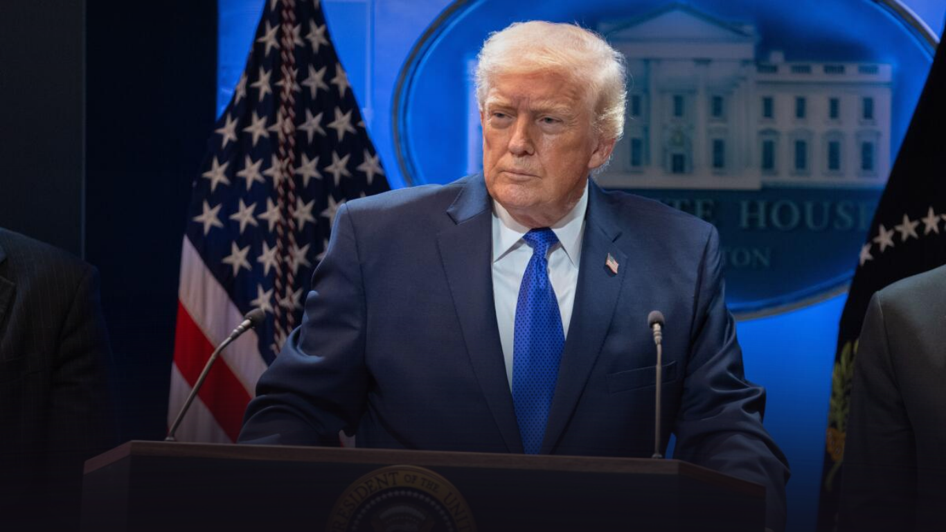 Entran en vigor nuevos aranceles globales de Trump, pero a tasa del 10 % pese a su anuncio del 15 %